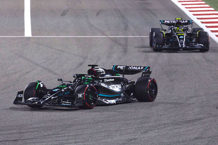 George Russell vor Lewis Hamilton in Bahrain