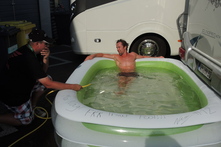 Abkühlung tut Not: Direkt nach dem Quali-Rennen setzte sich Max Nagl in seinen Pool