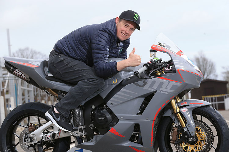 John McGuinness nahm schon einmal eine Sitzprobe auf dem Motorrad von Michael Dunlop