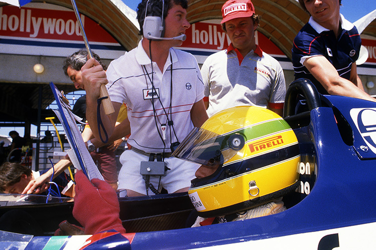 Pat Symonds (mit weissen Kopfhörern) am Wagen von Ayrton Senna in Brasilien 1984