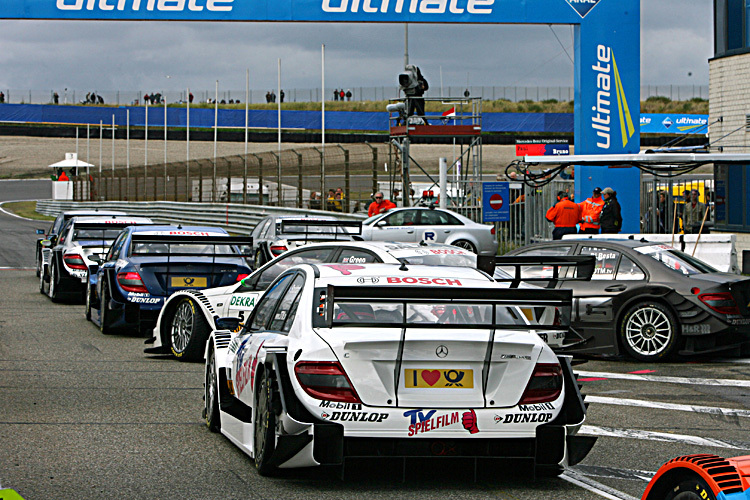 Das hat doch auch was: Die DTM-Boliden rollen zum Quali hinaus.