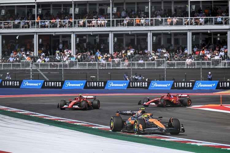 Lando Norris vor den beiden Ferrari