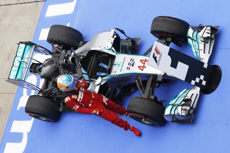 Fernando Alonso nimmt die Fahrzeuge der Konkurrenz in Augenschein