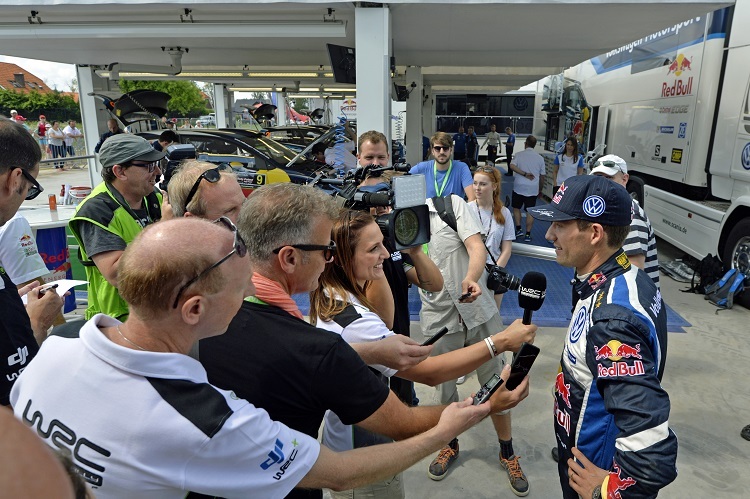 Sébastien Ogier begrüßt in Polen Fans