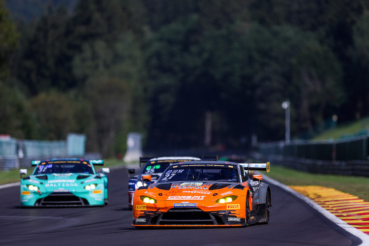 Beide Generationen des Aston Martin Vantage GT3 dürfen Gewicht ausladen