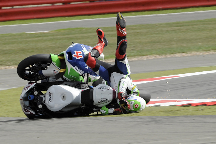 Erstes freies Training in Silverstone: Der überforderte Rafid Sucipto (nur Motorrad im Bild) schiesst Randy Krummenacher, der auf den Kopf knallt