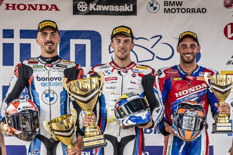 Loris Baz, Markus Reiterberger und Leandro Mercado (v.l.) – zwei aktuelle und ein ehemaliger Superbike-WM-Pilot