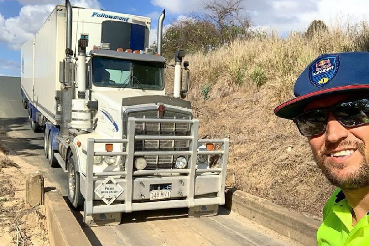 Anthony West steuert auch einen Truck sicher über die Straße