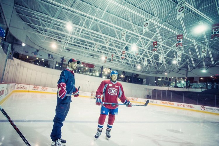 Valtteri Bottas stand im vergangenen Jahr mit Montreal Canadiens-Star Paul Byron auf dem Eis