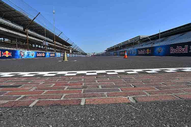 Der berühmte Brickyard auf der Start-Ziel-Gerade des Indianapolis Motor Speedway