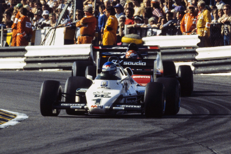 Keke Rosberg im Williams vor Bruno Giacomelli im Toleman