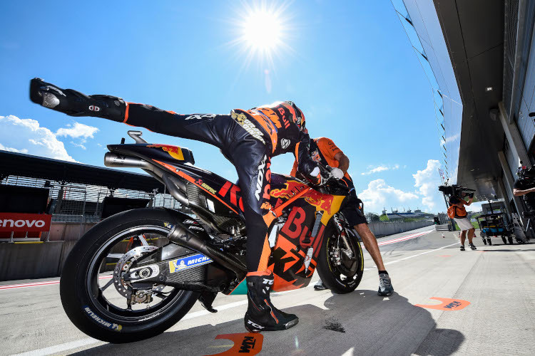 Brad Binder steigt auf seine Red Bull-KTM