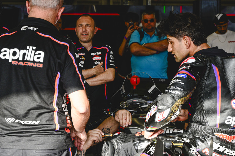 Jorge Martin auf der RS-GP; im Hintergrund Paolo Bonora