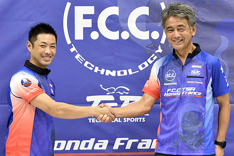 Teammanager Fujii begrüßt Masakazu Yuki Takahashi