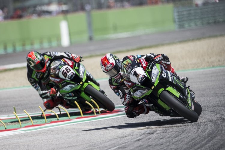 Kann Tom Sykes auch 2017 in Donington Park gewinnen? Jonathan Rea (1) will das verhindern