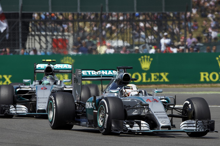 Nico Rosberg fährt 2015 Lewis Hamilton hinterher