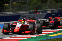 Mick Schumacher vor Callum Ilott