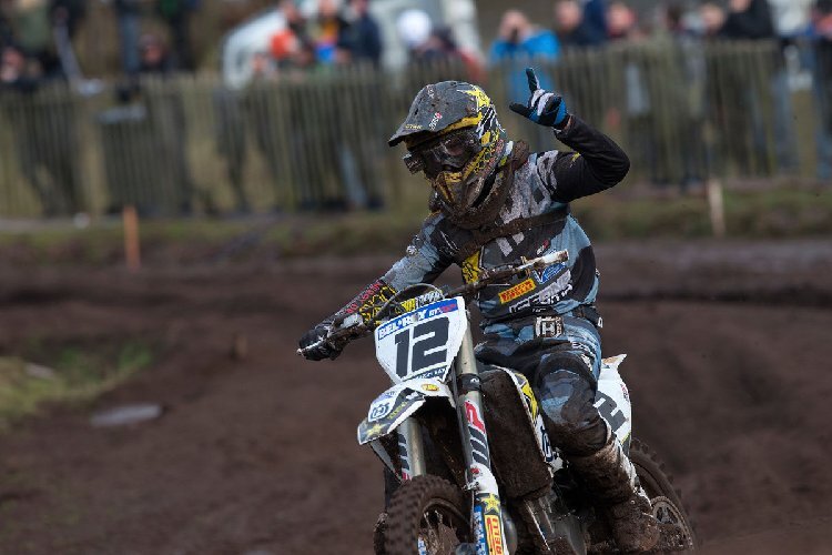 Max Nagl feiert seinen Sieg beim Hawkstone MX 2017