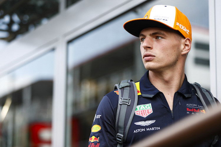 Strafmassnahme: Max Verstappen schaut in Marrakesch den Rennkommissaren bei der Arbeit zu