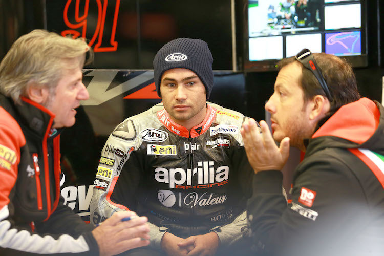 Leon Haslam im Gespräch mit seiner Aprilia-Crew. Was lief schief?