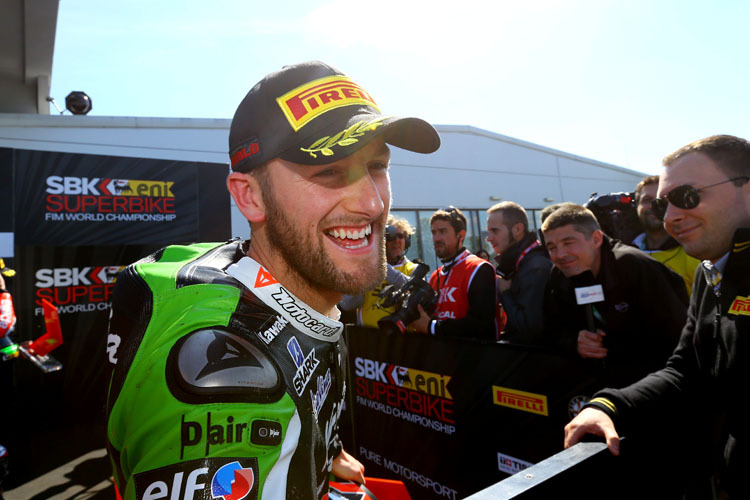 Tom Sykes freut sich über den ersten Donington-Sieg