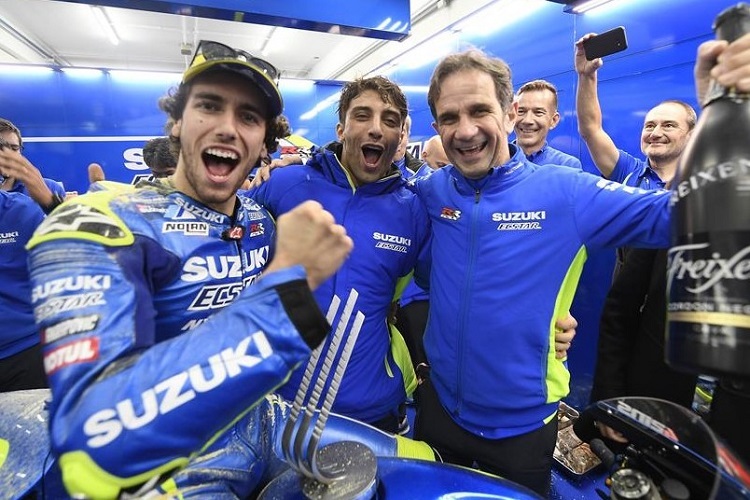 Davide Brivio (re.) feiert mit Álex Rins und Sohn Roberto, der als Teamkoordinator agiert