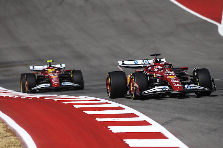 Charles Leclerc vor Lewis Hamilton