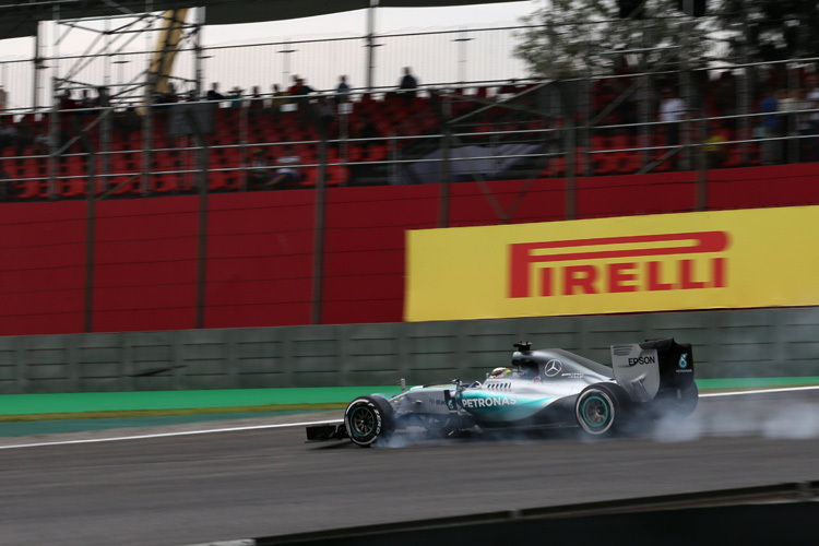 Lewis Hamilton vor halbleeren Rängen