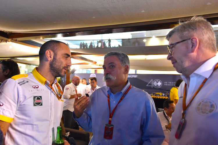 Renault-Teamchef Cyril Abiteboul mit Formel-1-CEO Chase Carey und F1-Sportdirektor Ross Brawn