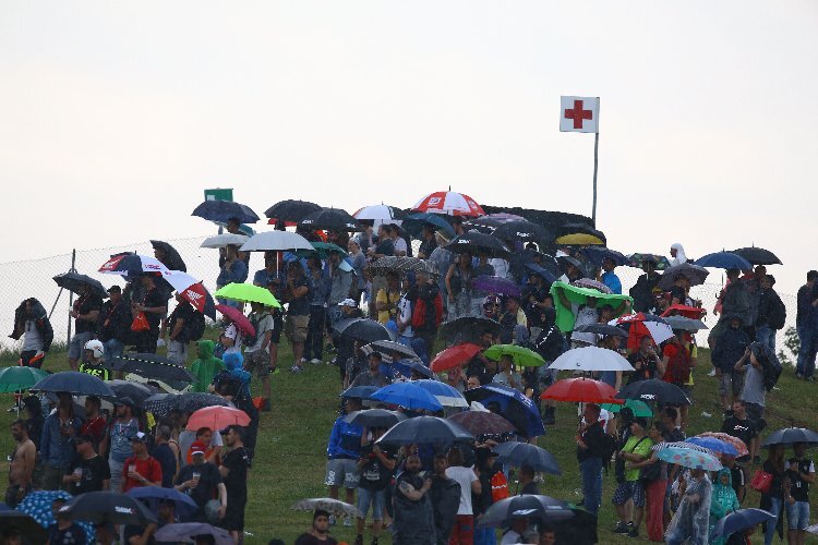 Regen in Misano – das hatten sich die Besucher an der Rennstrecke anders vorgestellt