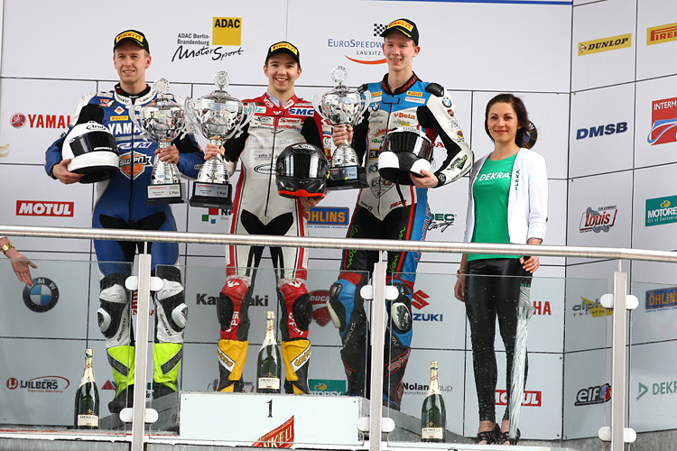 Luca Grünwald (Mitte) feiert seinen ersten IDM Superstock 1000 Sieg