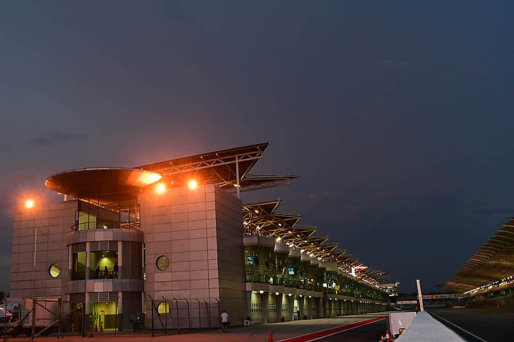 Der ZIeleinlauf findet beim 8h von Sepang bei Dunkelheit statt