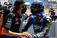Valentino Rossi (links) rät Marco Bezzecchi bei den Feierlichkeiten auf dem Podest aufzupassen