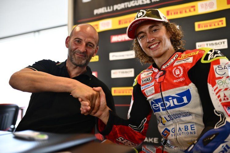 Lorenzo Mauri und Axel Bassani besiegelten den SBK-Deal für 2023 mit einem Handschlag