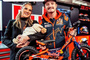 Jack Miller mit Gattin Ruby, Pip Florence und dem neuen Laufrad im Red Bull-KTM-Design
