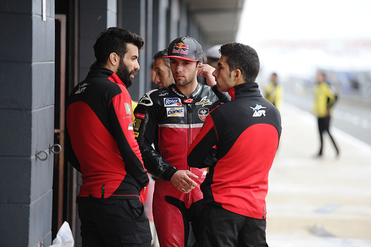 Jonas Folger mit der AGR-Crew auf Phillip Island