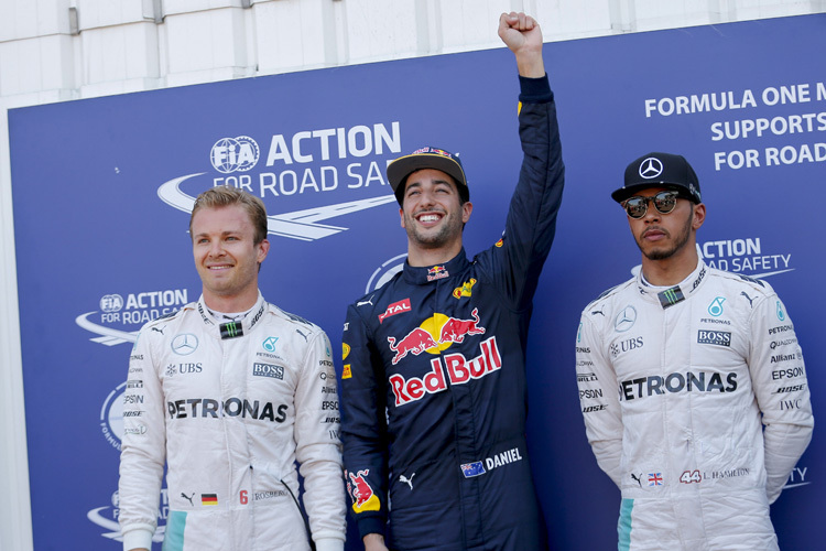 Ricciardo (Mitte) Erster, Rosberg (links) Zweiter, Hamilton Dritter: Die Gesichter sagen alles
