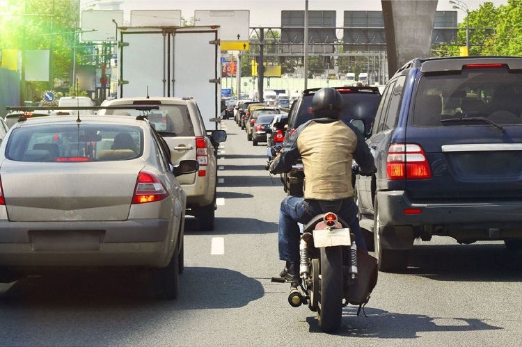 Motorräder fahren nicht notwendigerweise in der Mitte des Fahrstreifens - was elektronische Systeme zuweilen überfordert