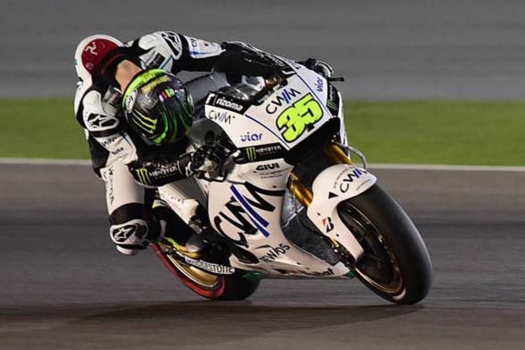 Cal Crutchlow bei einer kurzen Inspektion des Hinterreifens 