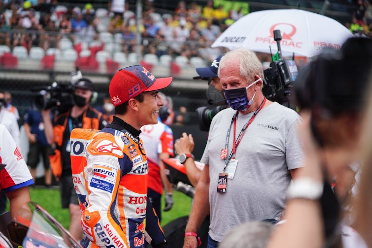 Marc Márquez im Gespräch mit Dr. Helmut Marko