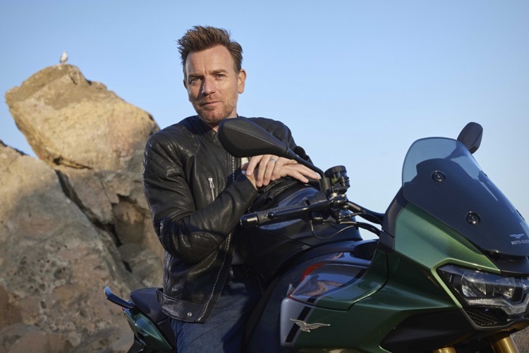 Ewan McGregor präsentiert die neueste Moto Guzzi, die V100 Mandello