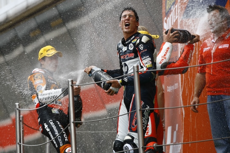 Später Jubel: 2011 Erstes GP-Podium überhaupt. Mit auf dem Podest in Barcelona: Rookie Marc Márquez