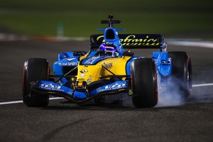 Abu Dhabi 2020: Fernando Alonso heizt im Renault R25-V10 um den Kurs)