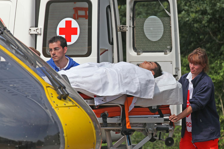 Sachsenring 2013: Dani Pedrosa wird zum Helikopter gebracht