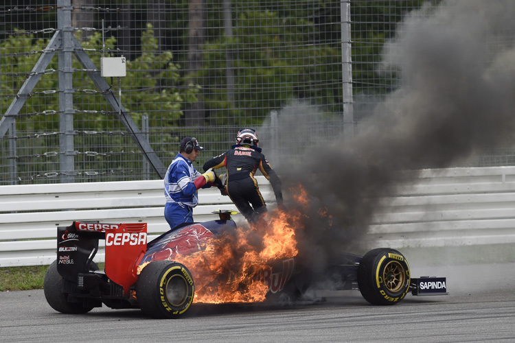 Daniil Kvyat springt aus dem brennenden Toro Rosso