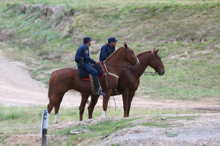 Berittene Polizei in Las Termas am Rande des MotoGP-Events