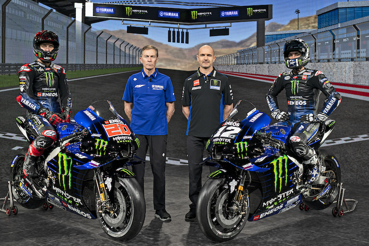 Yamaha-Renndirektor Lin Jarvis und Teammanager Massimo Meregalli mit Fabio Quartararo und Maverick Viñales 