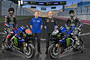 Yamaha-Renndirektor Lin Jarvis und Teammanager Massimo Meregalli mit Fabio Quartararo und Maverick Viñales