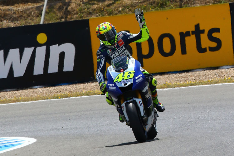 Valentino Rossi winkt den Fans