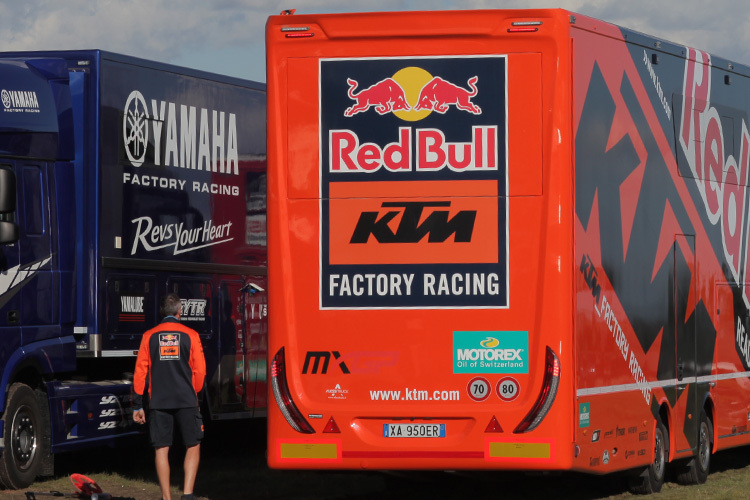 Die Team-Trucks nehmen im Paddock ihre Positionen ein